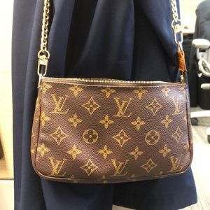 Louis Vuitton pochette accessoires in monogram